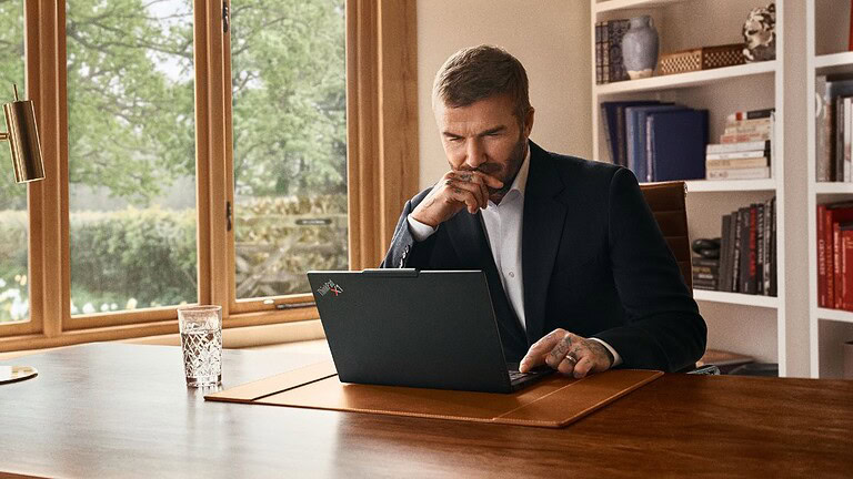 Lenovo lancia "Maximum David" con Beckham a un mese dalla FIFA World Cup 2026