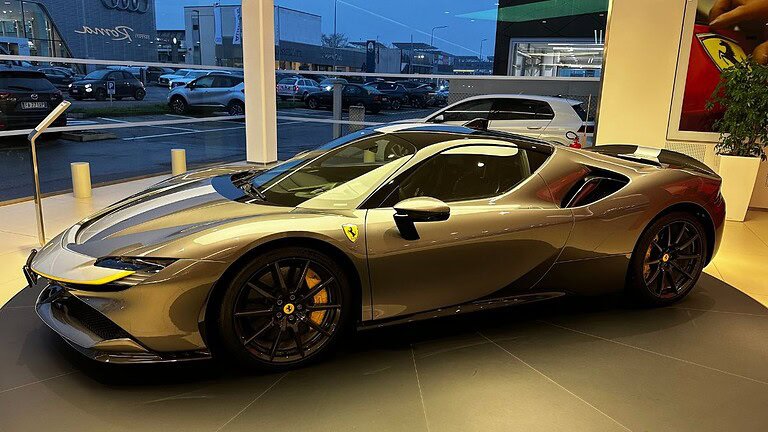Ferrari sequestrata per truffa: l'ex proprietaria la rivuole, ma il giudice dice no