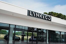 Lynk & Co accelera in Italia: inaugurato il primo showroom a Bari