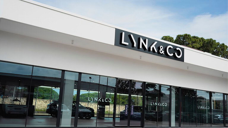 Lynk & Co accelera in Italia: inaugurato il primo showroom a Bari