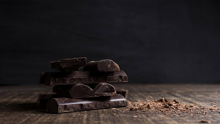 Cioccolato prima di dormire: ecco cosa succede davvero al sonno