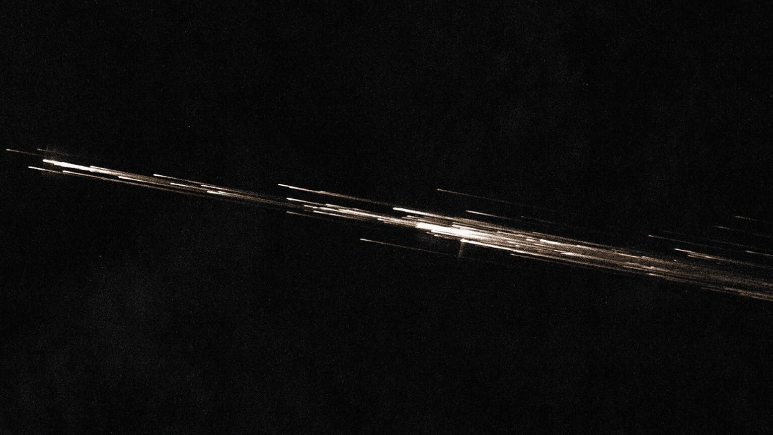 Detriti spaziali in fiamme: ecco come appaiono dalla ISS