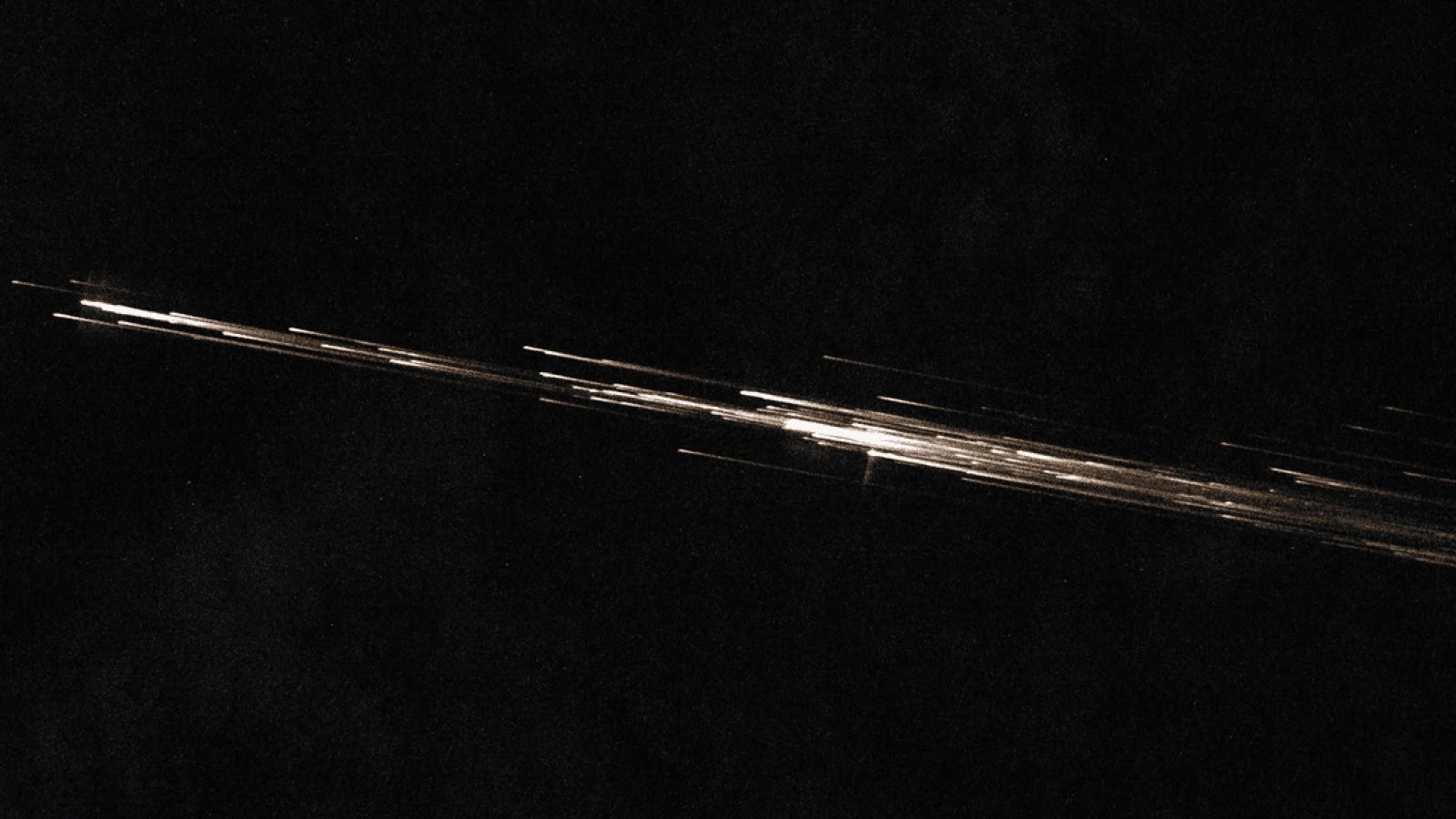 Detriti spaziali in fiamme: ecco come appaiono dalla ISS
