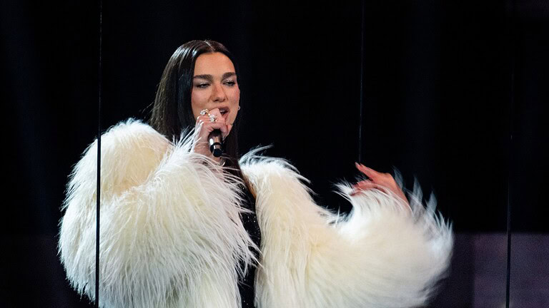 Dua Lipa fa causa a Samsung: la cifra è da capogiro - Dua Lipa causa Samsung