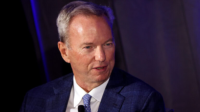 Eric Schmidt fischiato alla laurea: il discorso sull'AI scatena la rivolta - Eric Schmidt fischiato laurea