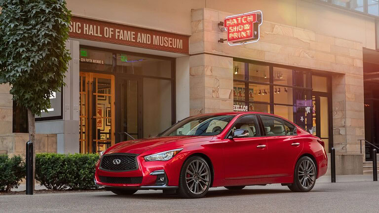 Infiniti Q50 Red Sport 400: la berlina sportiva che umilia BMW sul prezzo