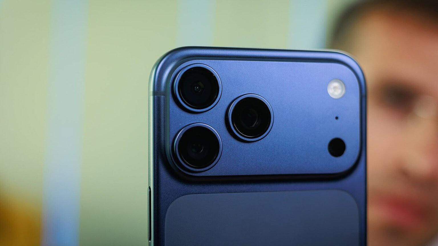 iPhone 17 Pro: quel nastro nella scocca non è un difetto - iPhone 17 Pro nastro