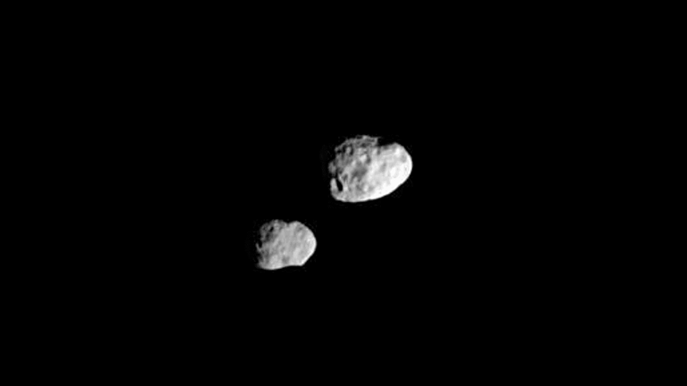 Saturno, le due lune che si scambiano di posto ogni 4 anni - lune di Saturno
