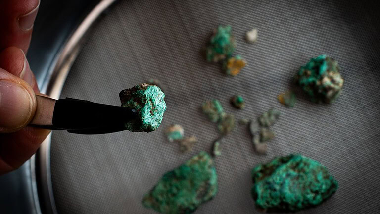 Minerale verde estratto in una grotta remota: il mistero preistorico - minerale verde grotta preistorica