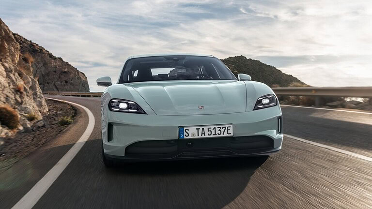 Porsche Taycan, produzione fermata: vendite crollate del 19% - Porsche Taycan produzione