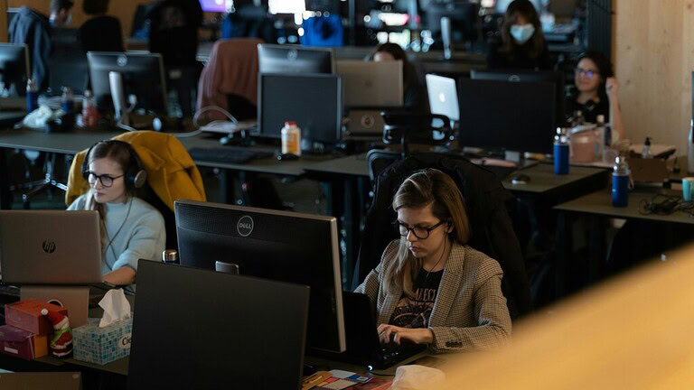 Smart working batte l'IA: per Stanford è lui il segreto della produttività USA - smart working produttività
