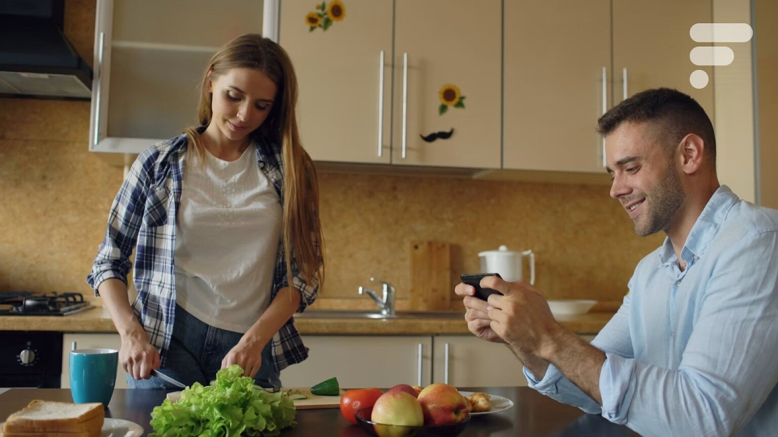 Smartphone a tavola: perché mangi di più senza accorgertene