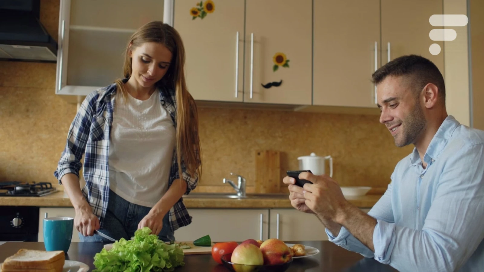Smartphone a tavola: perché mangi di più senza accorgertene