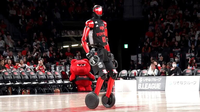 Toyota CUE7, il robot che gioca a basket meglio di molti umani