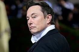 Elon Musk scende sotto i 1.000 miliardi: SpaceX trascina giù il patrimonio