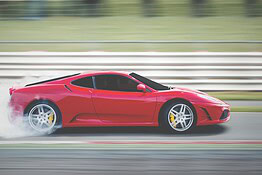 Ferrari, brevetto rivoluzionario: il motore elettrico V8 che imita il termico