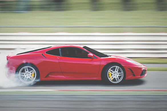 Ferrari, brevetto rivoluzionario: il motore elettrico V8 che imita il termico