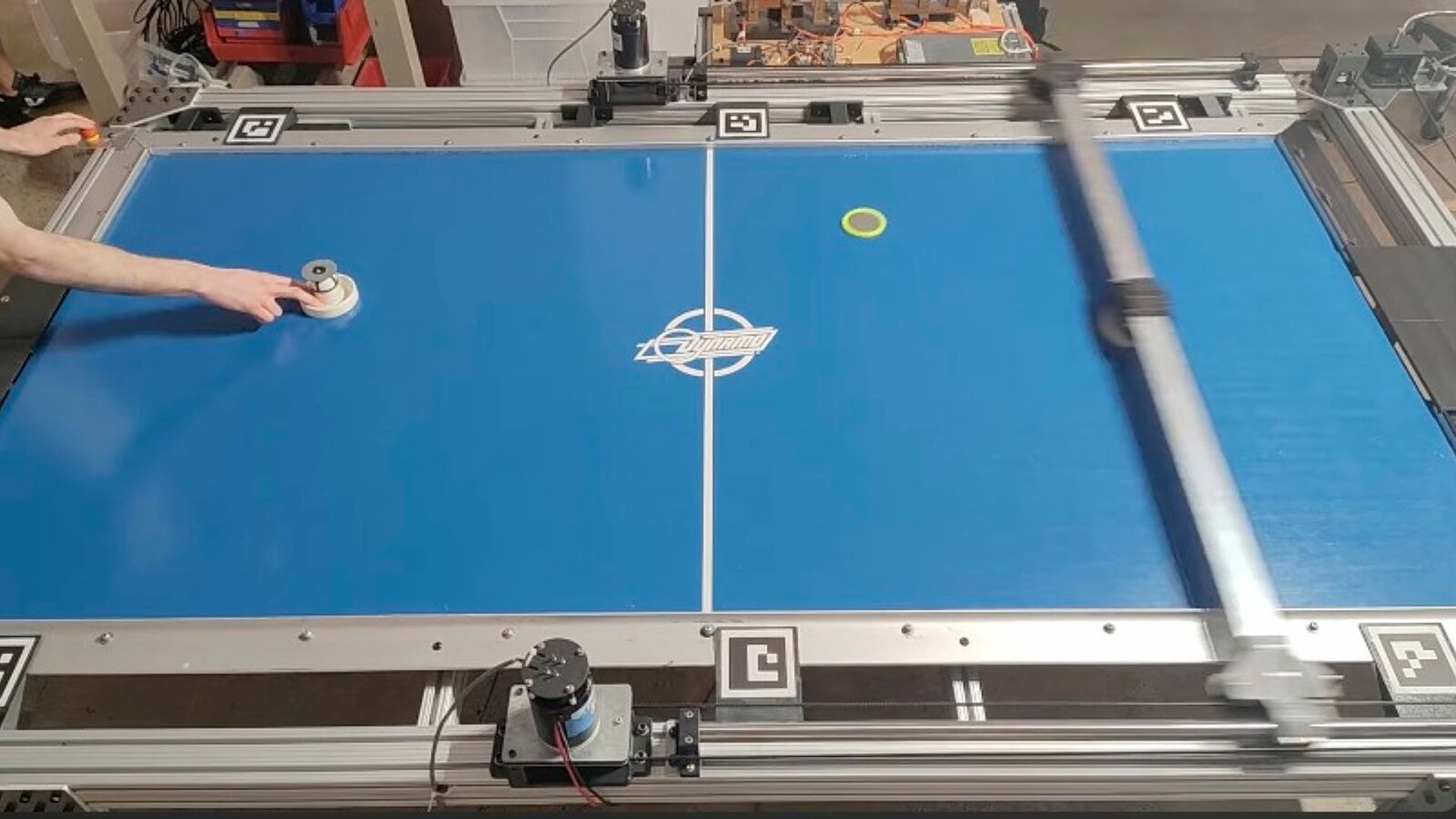 Robot imbattibile ad air hockey allenato solo in un mondo virtuale