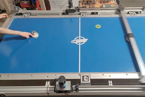 Robot imbattibile ad air hockey allenato solo in un mondo virtuale
