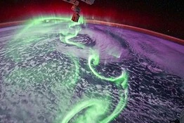 Aurora australe vista dalla ISS: gli scatti mozzafiato di Sophie Adenot