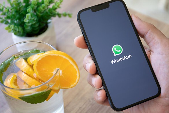 WhatsApp porta finalmente il Liquid Glass dentro le chat su iPhone