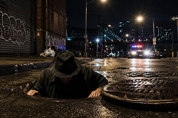 New York: dai tombini di Brooklyn spuntano uomini misteriosi durante la notte, indaga la polizia