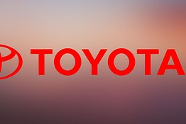 Toyota dice no all’auto elettrica: la strategia che spiazza tutti