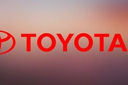 Toyota dice no all’auto elettrica: la strategia che spiazza tutti