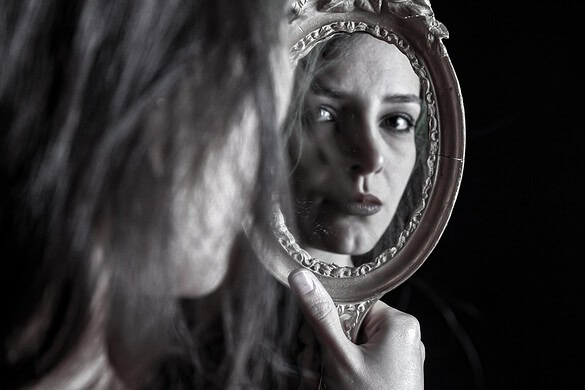 Specchio, perché sembra invertire destra e sinistra: c’è una spiegazione