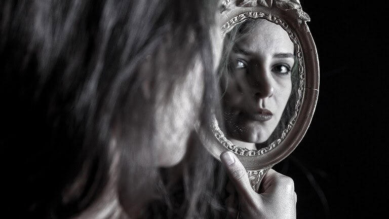 Specchio, perché sembra invertire destra e sinistra: c'è una spiegazione