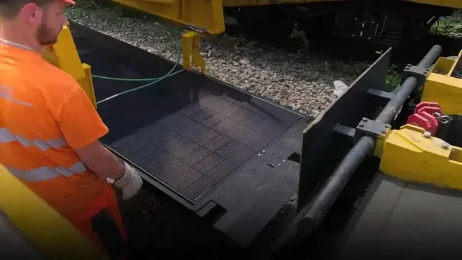 Pannelli solari tra i binari: in Svizzera il test che produce energia