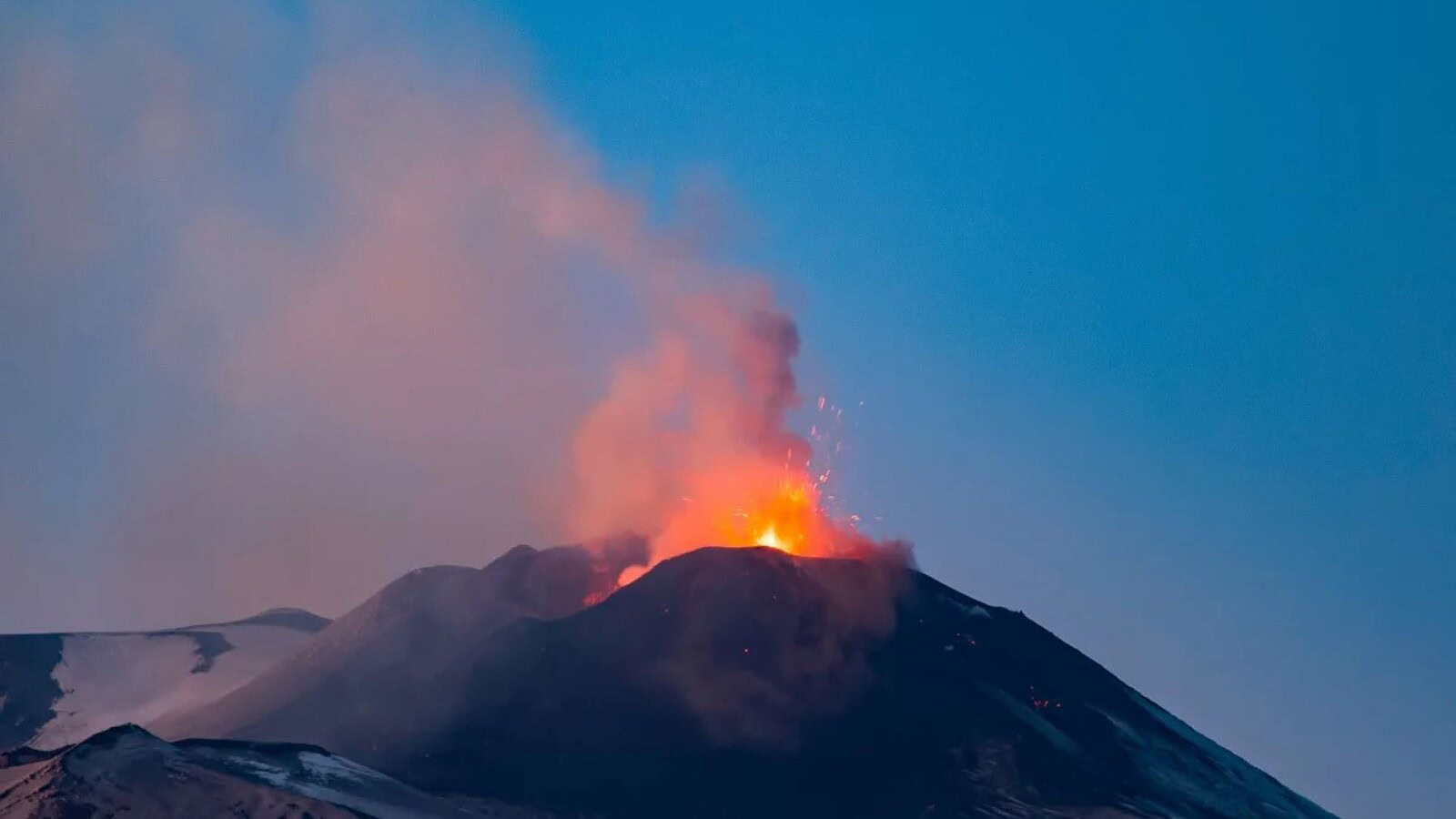 Etna, nuova colata lavica a quota 2.800 metri: allerta gialla dell'INGV