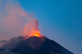 Etna, nuova colata lavica a quota 2.800 metri: allerta gialla dell’INGV