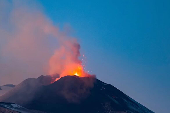 Etna, nuova colata lavica a quota 2.800 metri: allerta gialla dell’INGV