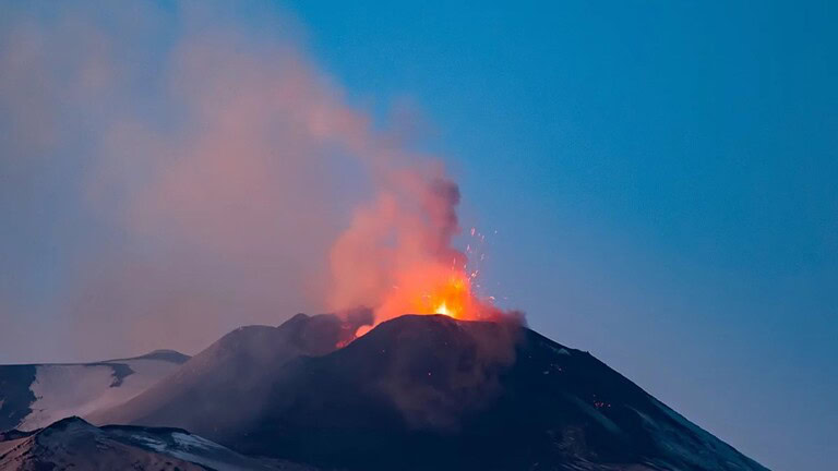 Etna, nuova colata lavica a quota 2.800 metri: allerta gialla dell'INGV