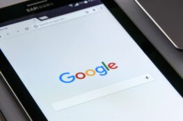 App Google, la ricerca vocale cambia: addio ricerche tronche