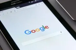 App Google, la ricerca vocale cambia: addio ricerche tronche