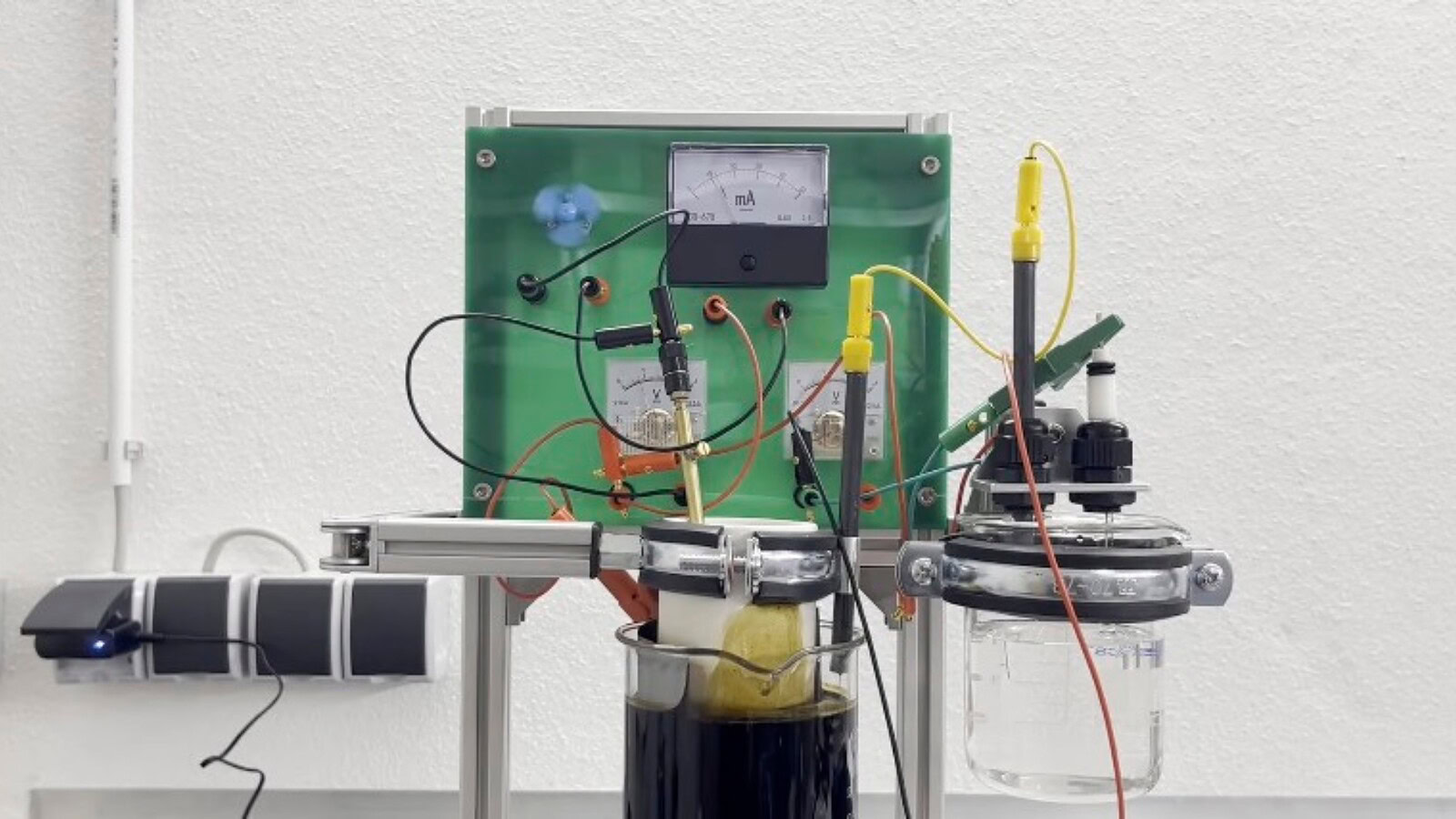 Batteria al matcha: youtuber costruisce una cella a flusso in casa