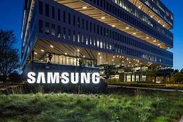 Samsung, il brevetto svela uno smartphone arrotolabile e pieghevole insieme