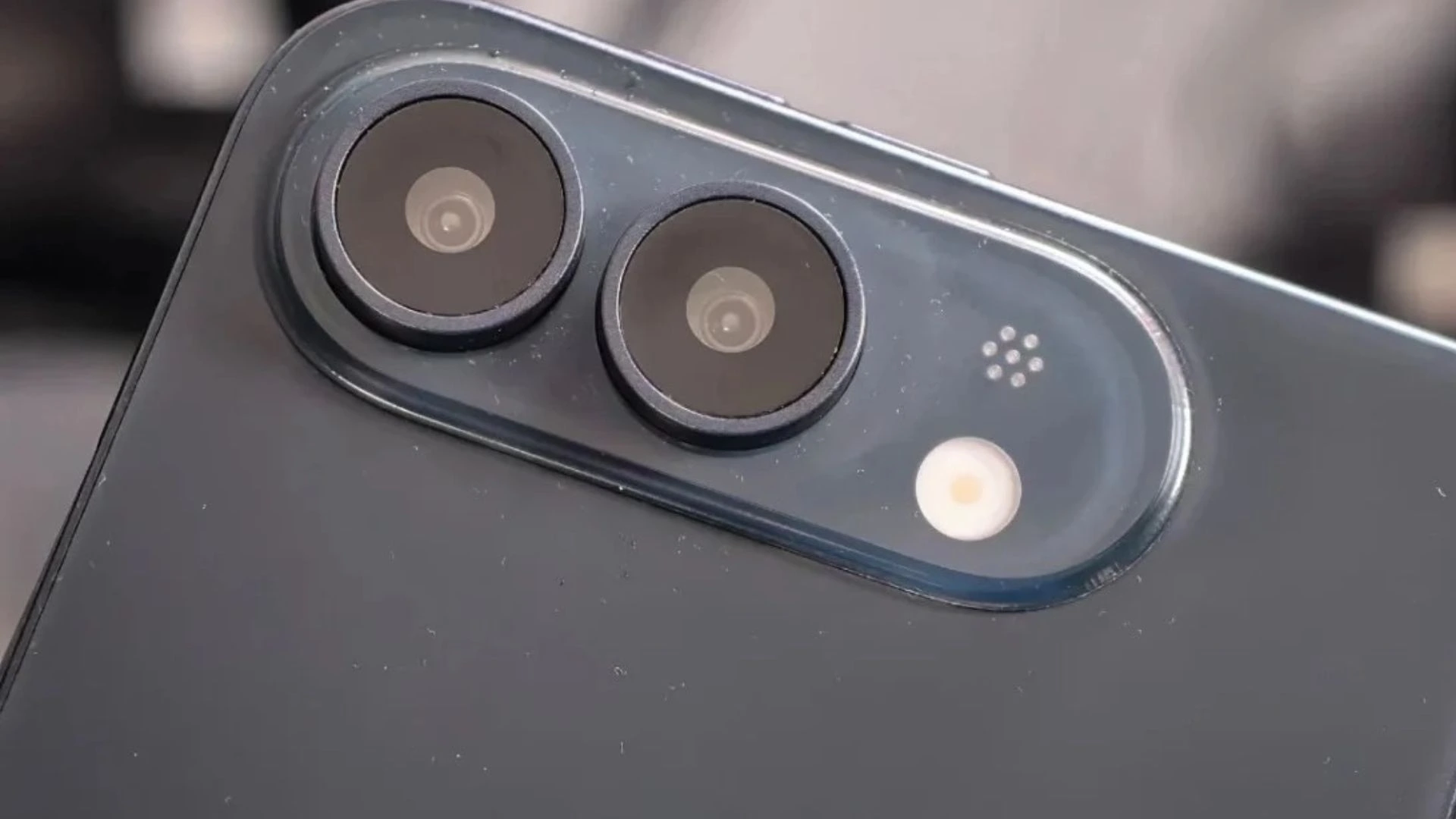 iPhone Ultra pieghevole nero: ecco il dummy che ne svela lo spessore