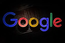 Google sceglie Intel per produrre milioni di chip IA: TSMC trema