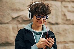 Deezer lancia l’AI music detector: scova i brani AI su Spotify e Apple Music