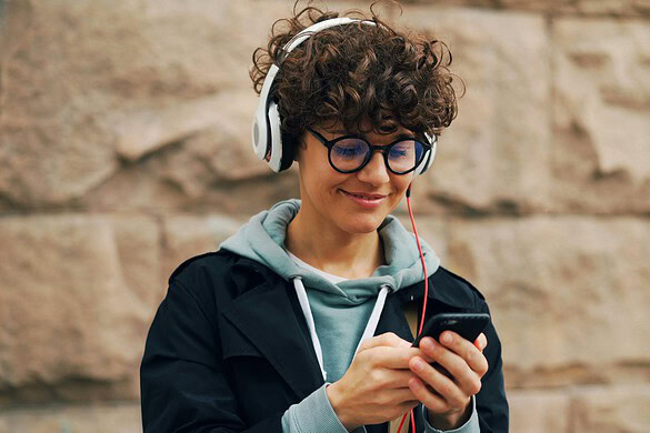 Deezer lancia l’AI music detector: scova i brani AI su Spotify e Apple Music