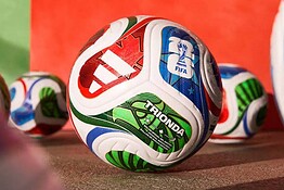Mondiali 2026, le novità tech: Referee View, pallone connesso e VAR