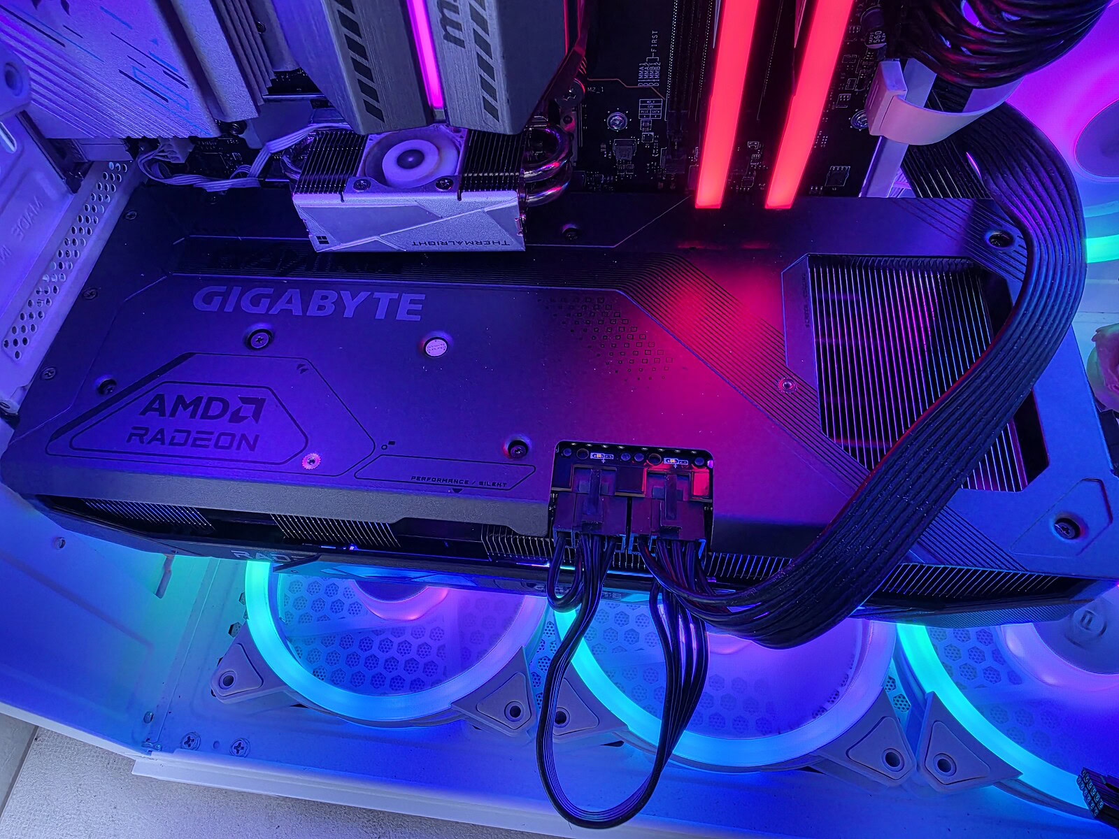 Gigabyte Radeon RX 9070 - immagine 10 Gigabyte Radeon RX 9070 - immagine 10