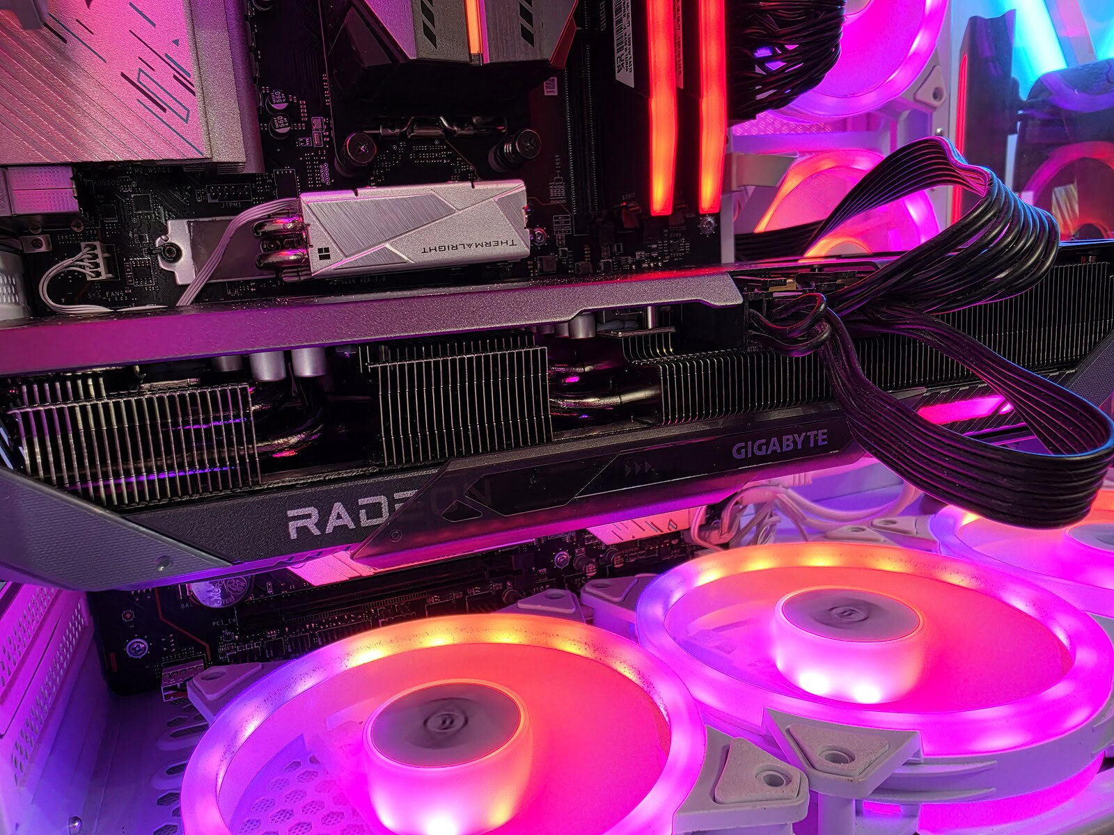 Gigabyte Radeon RX 9070 - immagine 11 Gigabyte Radeon RX 9070 - immagine 11