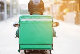 Just Eat licenzia: l’IA sostituisce i lavoratori intermedi del delivery