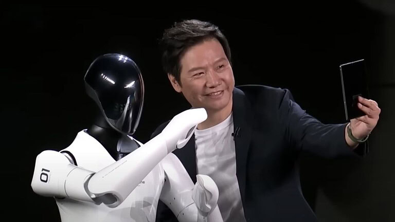 Xiaomi CyberOne, il robot umanoide che scatta foto da solo con uno smartphone