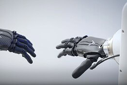 Mano bionica ABB e PSYONIC: così i robot imparano la delicatezza