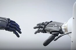 Mano bionica ABB e PSYONIC: così i robot imparano la delicatezza